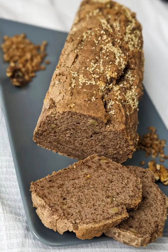 Glutenfreies Buchweizenbrot mit Walnüssen und Chiasamen.webp